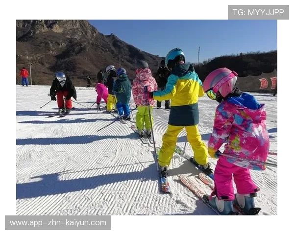 高山滑雪训练营开启旱雪训练设施辅助教学，高山滑雪训练方法